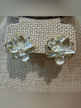 New Adorable Gold Trim White Pearl Flower Stud Earrings